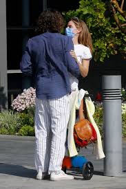 Thợ săn ảnh chụp được khoảnh khắc nữ diễn viên harry potter và bạn trai mới cùng đi ăn trưa, dạo phố. Emma Watson Seen Hugging Her Boyfriend Leo Robinton As They Spotted At Lax Airport In Los Angeles 060221 6