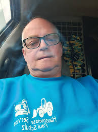 Hallo bin Uwe 61 Jahre und lebe in Mecklenburg. Freue mich auf nette  Kontakte