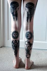 Tatouage polynésien sur le mollet d'un homme affichant plusieurs symboles et motifs from le patutiki marquisien tels que salamandres ou mokos, croix marquisiennes, bonhommes et beaucoup plus. 1001 Idees Tatouage Mollet 50 Modeles Qui Ne Courent Pas Les Rues