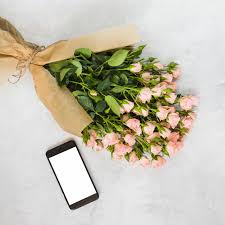 Le rose rosse però non sono fiori da regalare solo in contesti amorosi ma anche in amicizia, in occasione della festa della mamma o di un compleanno; Mazzo Di Rose Rosa Avvolto In Carta Marrone E Smartphone Su Sfondo Concreto Foto Gratis