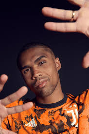 Follow us for regular updates on awesome new wallpapers! Cristiano Ronaldo Unveils Juventus Bold Orange Third Kit For 2020 21