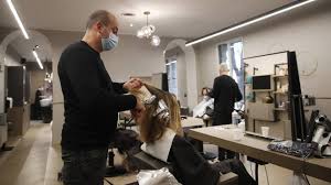 Μακρινό σενάριο το άνοιγμα της εστίασης και των γυμναστηρίων αλλά επικρατέστερο και με άμεση εφαρμογή το άνοιγμα των κομμωτηρίων και των κέντρων αισθητικής και περιποίησης νυχιών. Korwnoios Gallia Oyres Se Kommwthria Kai Katasthmata Meta Th Merikh Arsh Toy Lockdown Alpha Patras