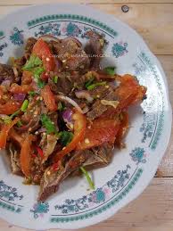 Masukan hirisan bawang, tomato dan cili.perah air limau. Daging Air Asam