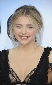 Despite her age (she is only 18) she managed to achieve great success in cinematography. Chloe Grace Moretz Age The Art Of Mike Mignola