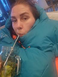 Ny sovepose testes inne på sofaen 😍 makan så deilig! Skål og god helg 🤩