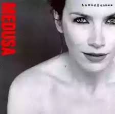 Annie Lennox Medusa: veste nuova a grandi classici