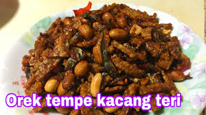 Tumis bawang putih dan bawang merah hingga harum, masukkan semua cabai, daun salam dna lengkuas. Orek Tempe Kacang Teri Lauk Yang Awet Dan Simple Youtube