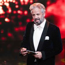 Although the play was reported to have received a standing ovation from the audience on opening night, reviews overall were mixed. Ari Behn Store Norske Leksikon