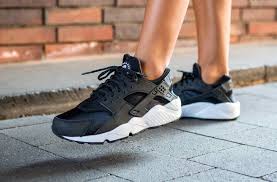 Black And White Huaraches Womens Pin By Madi Hannah On Me My Best Frien Than Bae Air Huarache Outfit Nike Air Huarache Nike Fashion Sneakers