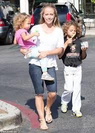 Kendra Wilkinson Indulges Children In A Sweet Treat Of Frozen Yoghurt Kendra Wilkinson Cute Celebrities Celebrity Kids