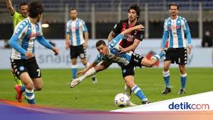 Fourth kit, used in tribute of diego maradona società sportiva calcio napoli, commonly referred to as napoli (pronounced ˈnaːpoli), is an italian professional football club based in naples, campania that plays in serie a, the top flight of italian football. Milan Vs Napoli Rossoneri Terkapar 0 1 Di San Siro