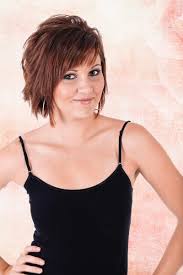 Man kann vielleicht frisuren machen die extra für den pony gedacht sind aber. Fransiger Short Bob Mit Stufen Und Schragem Pony Freche Coole Bob Frisuren Langhaarfrisuren Kurzhaarfrisuren Frisur Langes Gesicht