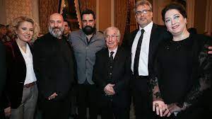Abdülhamid'in hayatını konu alan payitaht abdülhamid dizisinin çekildiği seka film platosu'nu ziyaret etti. Abdulhamid In Torunlari Payitaht Ekibiyle Bulustu