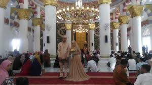 Masjid juga bisa dijadikan tempat untuk belajar mengaji, rapat membahas kemaslahatan umat, atau untuk gelaran akad nikah. Keindahan Bergaya Timur Tengah Jadi Alasan Pasangan Ini Menikah Di Masjid Keuchik Leumik Serambi Indonesia