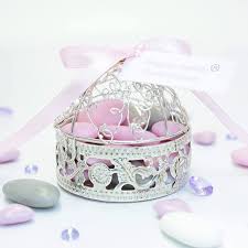Choisir un thème mariage n'est pas toujours facile pour les couples qui envisagent cette journée comme le plus beau jour de leur vie ! Contenant Dragees Dome Metal Argente Dragees Anahita