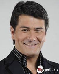 Raci şaşmaz ve zübeyr şaşmaz adında iki kardeşi vardır. Vatan Sasmaz Biyografi Info