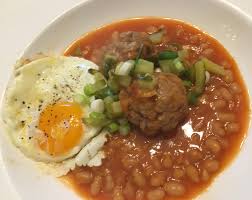 Des gaufres revisitées, elles sont présentées avec un oeuf au plat. Baked Beans Haricots Blancs Sauce Tomate Aux Boulettes Åuf Au Plat Jeunes Oignons Et Cornichon Aigre Doux Passion Cuisine