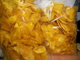 Celup pisang dan goreng dalam minyak yang panas. Kerepek Pisang Zai Kerepek