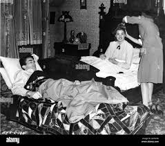 Hairdresser arranges INGRID BERGMAN ...