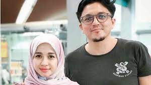 Bella terlihat cantik dengan busana pengantin muslim berwarana putih sementara emran mengenakan busana pengantin pria bergaya tradisional melayu juga berwarna putih. Pesan Tak Biasa Laudya Cynthia Bella Untuk Engku Emran