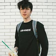 conozca powfu el artista emergente detras del exito viral deathbed cafe para su cabeza valores familiares chayanne artistas