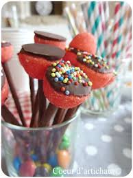 Fraises Tagada Et Mikado Sucettes Gourmandes Pour Un Anniversaire Haut En Couleurs Coeur D Artich Gouter Anniversaire Gateau Anniversaire Enfant Anniversaire