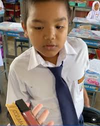 Musim cuti sekolah tak dapat dipisahkan dengan majlis kenduri kahwin. Video Kumpul Duit Hasil Jual Ikan Cikgu Kongsi Video Sebak Anak Murid Belikan Hadiah