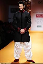 Smashing Sidharth Malhotra Walk The Ramp For Designer Manish