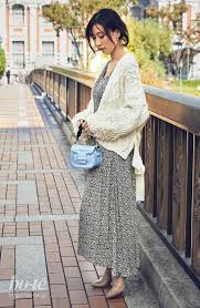 休日の買い出しは ゆるワンピースに袖コンシャスなケーブルニットを羽織って 11月3日 bo te ボーテ ファッションアイデア ファッション ファッション レディース