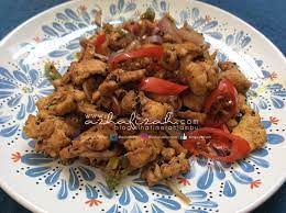 Tumis bawang putih dan jahe, lalu tambahkan daging ayam dan masak hingga matang. Resepi Ayam Black Pepper Mudah Blog Sihatimerahjambu