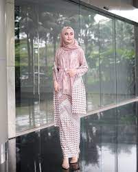 Fashion style kebaya modern untuk wisuda smp saat ini menjadi. 7 Model Kebaya Hijab Dan Kain Batik Ini Cocok Banget Buat Wisuda Atau Perpisahan Sekolah Anggun Dan Sederhana Semua Halaman Hype