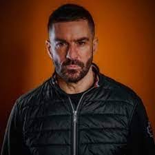 Lee Butler's Instagram, Twitter & Facebook