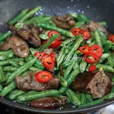 Harga kacang panjang per kg yang biasanya bisa sangat menguntungkan pembeli dan penjual, kini melonjak naik sehingga para konsumen berlari untuk membeli kacang panjang per ikat. Kacang Panjang Goreng Dengan Hati Ayam