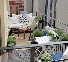Sangat cocok diterapkan pada rumah kayu yang memiliki desain minimalis modern.pada pagar kaca yang dipasang di balkon rumah dibuat dengan kerangka besi yang dibentuk dan dibuat dengan kuat. 7 Ide Desain Balkon Rumah Minimalis Yang Menarik