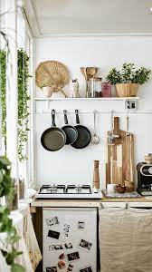 Ces étagères en bois (référence niska), avec équerres blanches apparentes, structurent l'espace et donnent un style nordique à la cuisine. Comment Amenager Une Petite Cuisine