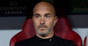 Enzo Maresca arról, hogy Jonathan Tah-t ki kellett volna-e állítani:  "Szerintem piros lap kellett volna, mert nincs... Én mindig azt mondom,  hogy piros lap, ha nincs szándék a labdára menni, csak az