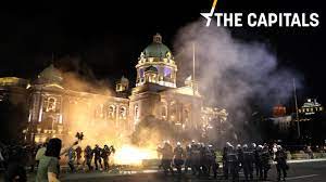 Lernen sie die übersetzung für 'curfew' in leos englisch ⇔ deutsch wörterbuch. Clashes In Belgrade As Serbia Reimposes Covid 19 Curfew Euractiv Com