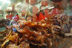 Selain bahan dasar daging, rendang menggunakan santan kelapa (karambia), dan campuran dari berbagai bumbu khas yang dihaluskan di antaranya cabai (lado), serai, lengkuas, kunyit, jahe, bawang putih, bawang merah dan aneka bumbu lainnya yang biasanya disebut sebagai pemasak. Malaysia Jajan Di Jalan Alor Kuala Lumpur Teppy And Her Other Sides