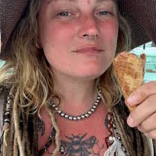 Christina Ricci was about that life 😤😂 Follow for more nostalgic content!  Weekly uploads. Thanks for being here. 🥹❤️🙏 . . . #nostalgia #nostalgic  #90s #1990s #90skids #millennials #childhoodmemories #addamsfamily  #addamsfamilyvalues ...