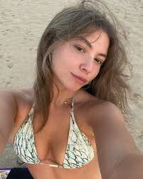 Hi guys! I've been living in Chicago for three years and have to find a  roommate for the first time to move with in April. I'm 24 years old and  finishing my