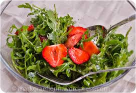 Salate werden erst durchs dressing richtig lecker. Rucola Salat Mit Erdbeeren Und Balsamico Dressing Lebensart Im Markgraflerland
