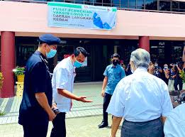 Sila membuat temujanji di klinik kesihatan berhampiran. Mahathir 95 Receives Pfizer Covid 19 Vaccine Mothership Sg News From Singapore Asia And Around The World