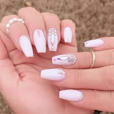 También puedes encontrar diseños un tanto más extravagantes como los que de la parte de abajo y aplica esmalte blanco en cada una de las uñas, si prefieres puedes pasar otra capa para un mejor resultado. Elegantes Unas Blancas Con Dorado Y Piedras Elegantes Unas Acrilicas