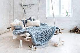 Platzsparende raumlosung bett an die decke hangen. White Loft Interieur Im Klassischen Skandinavischen Stil Hangendes Bett An Der Decke Aufgehangt Gemutliches Grosses Gefaltetes Graues Plaid Riesige Strickdecke Super Chunky Garn Arm Stricken Trendiges Zimmerdesign Lizenzfreie Fotos Bilder Und Stock