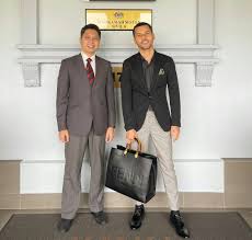 Dato' aliff syukri merupakan anak ketiga daripada lapan adik beradik kepada pengasas sendayu tinggi. Tak Sabar Nak Tunggu Lagu Dato Aliff Syukri Ni Keluar Netizen Siakap Keli Press