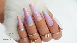 Le unghie sfumate sono un vero e proprio must have del momento e mi sembrava assurdo non proporti un diy per imparare a farle. Rainbow Tie Dye Ombre Nails Tie Dye Nail Trend With Glitter Youtube