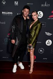 Pinnock's little mix band mate perrie edwards, singer mae muller and and television personality lauren pope were among those to congratulate pinnock in the comments. Little Mix S Perrie Edwards Pregnant With Alex Oxlade Chamberlain S Baby