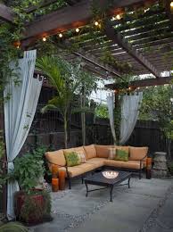 Sichtschutz Ecksofa Holzzaun Saulen Kletterpflanzen Vorhange Wintergarten Einrichten Garten Pergola Bauen