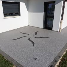 Terrasse Avec Motifs Vagues En Moquette De Pierre Marbreline Amenagement Entree Maison Idee Deco Terrasse Idee Deco Exterieur