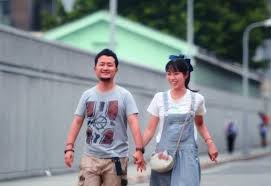 报警把一个性侵了几十名男童的恋童癖抓了。 （判决已出，更新在最后了。） （2020.7.20已更。 被恶意举报删除了五个月，申诉终于找回来了） 我在南京某大学上学，今年七月，我暑假留校。在百度云一个分享群，看见一段小视频。 é‚£äº›å¹´ ä¹æŠŠåˆ€å‡ç´šç•¶çˆ¸ å°ä¸‰ä¸Šä½ è€å©†çµ‚æ‡·å­• æƒ…å²å¾ˆç²¾å½© å£¹è®€
